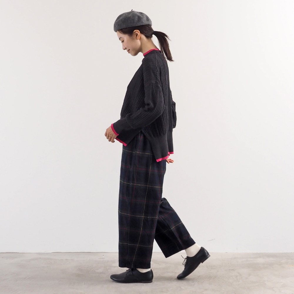 Nishiwakiフランネルチェック エッグパンツ　パンツを着た女性の全身