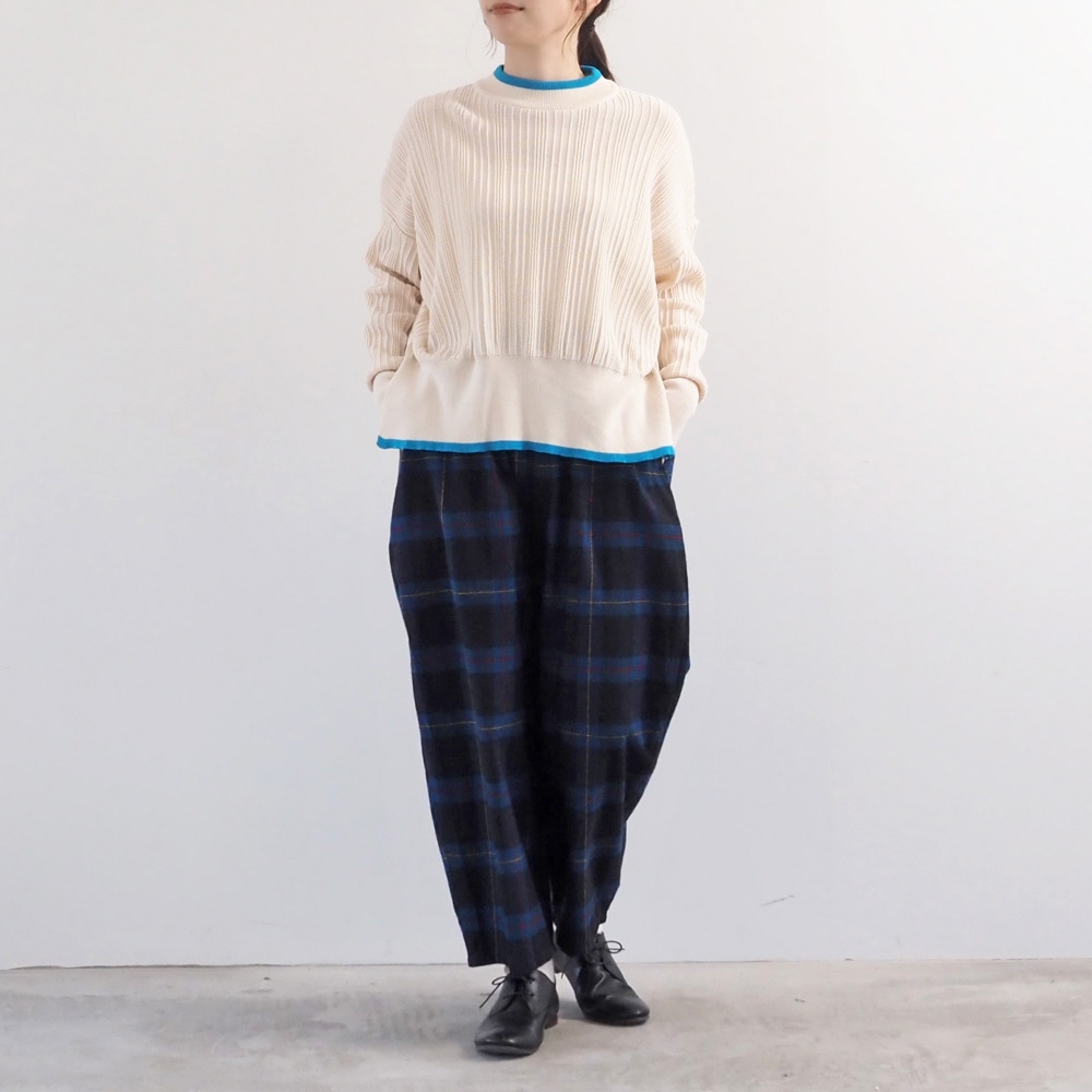 Nishiwakiフランネルチェック エッグパンツ　パンツを着た女性の全身