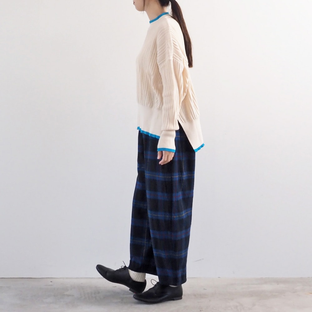 Nishiwakiフランネルチェック エッグパンツ　パンツを着た女性の全身