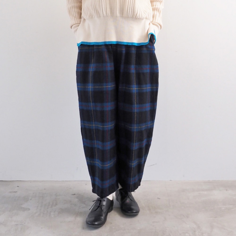 Nishiwakiフランネルチェック エッグパンツ　パンツを着た女性の全身