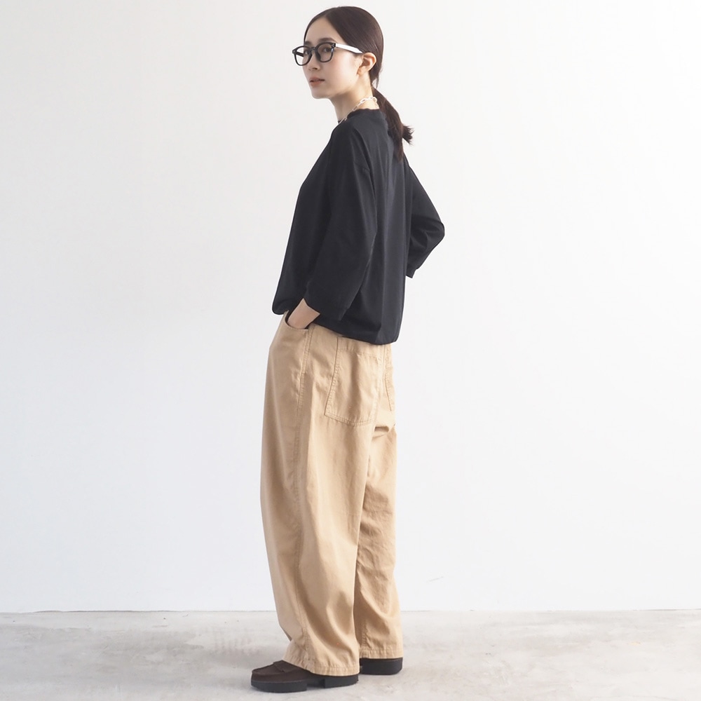 オックスストーンバイオ加工 ノッポパンツ　パンツを着た女性の全身