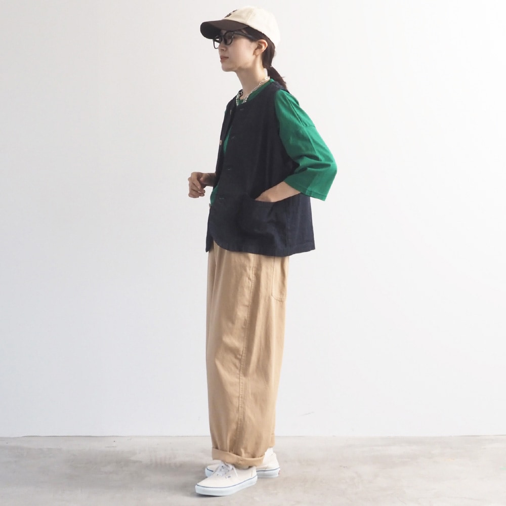 オックスストーンバイオ加工 ノッポパンツ　パンツを着た女性の全身
