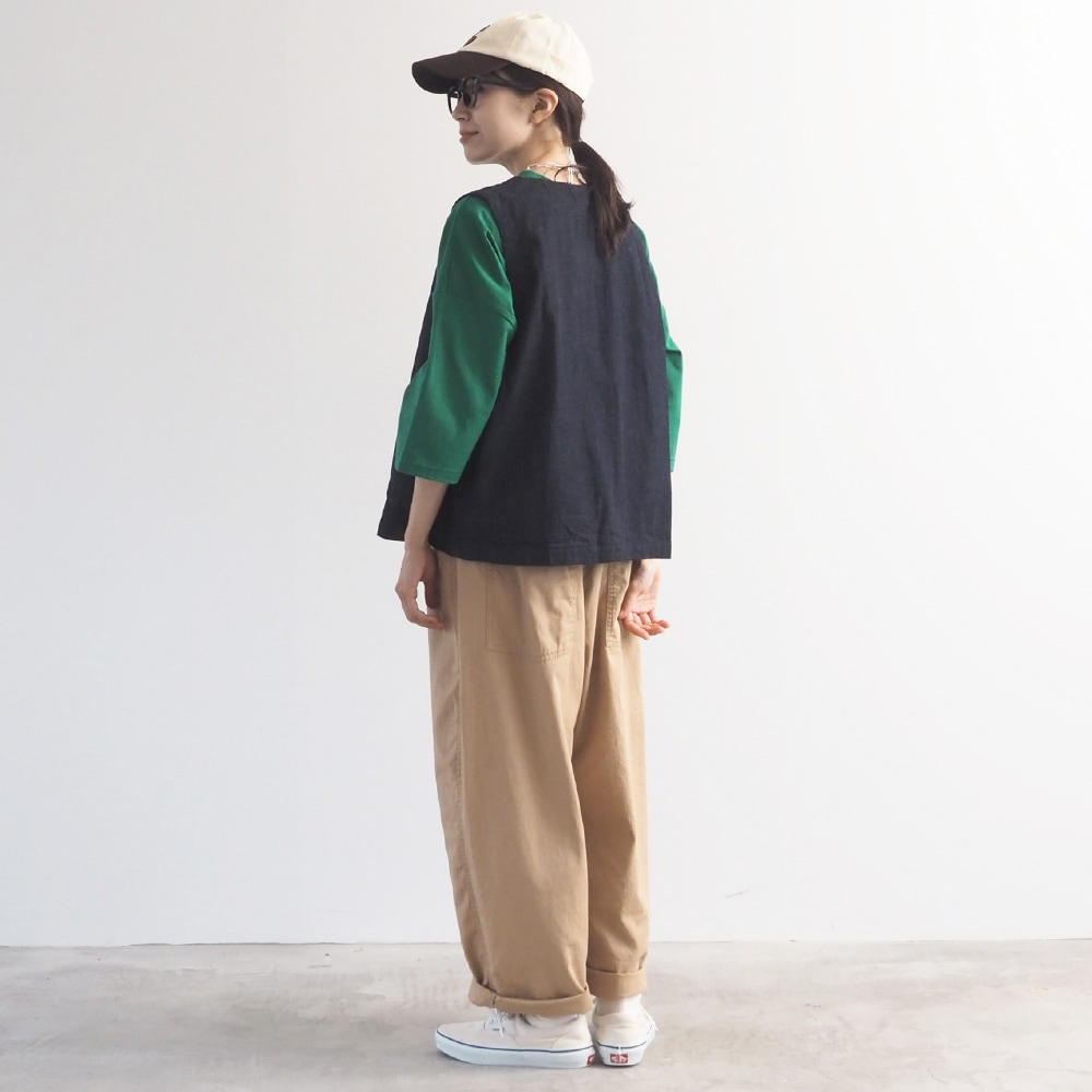 オックスストーンバイオ加工 ノッポパンツ　パンツを着た女性の全身