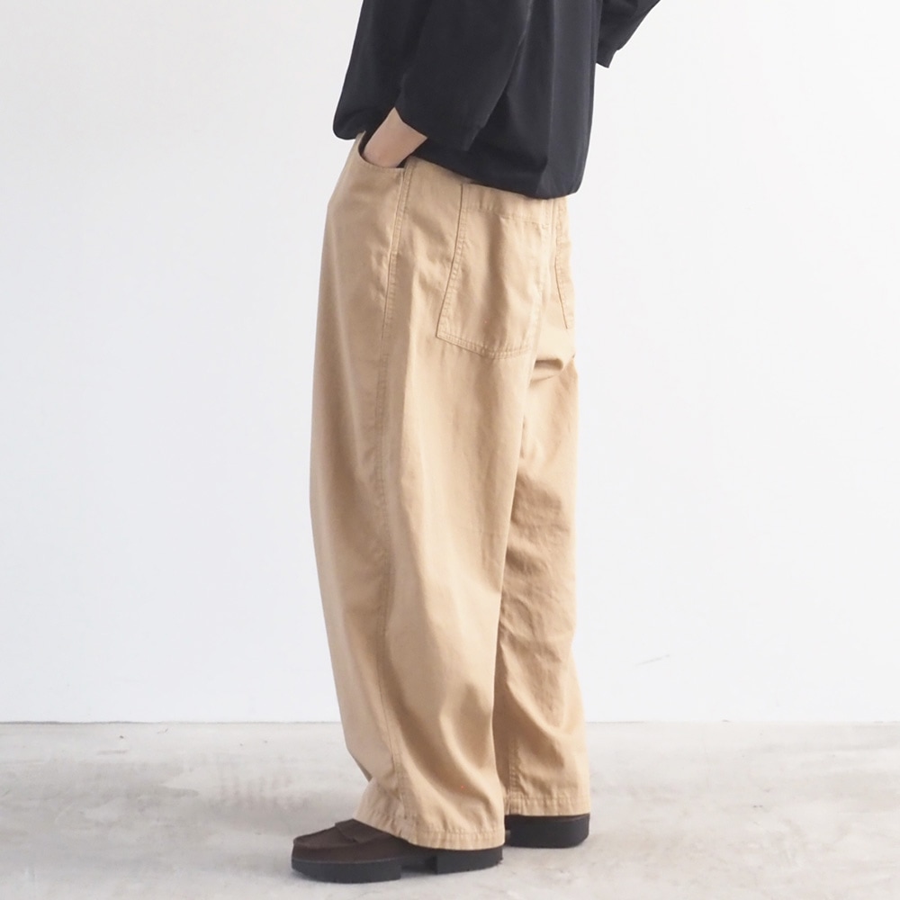 オックスストーンバイオ加工 ノッポパンツ　パンツを着た女性の正面