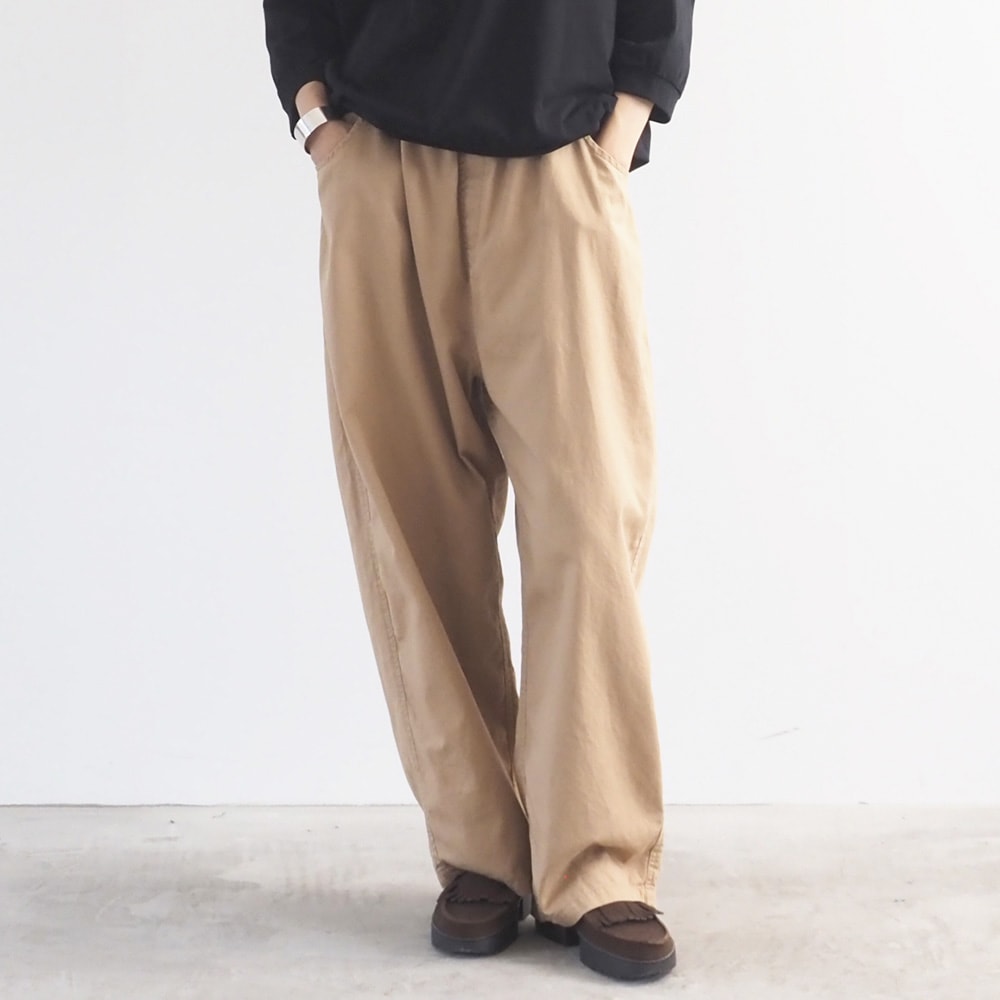 オックスストーンバイオ加工 ノッポパンツ　パンツを着た女性の正面