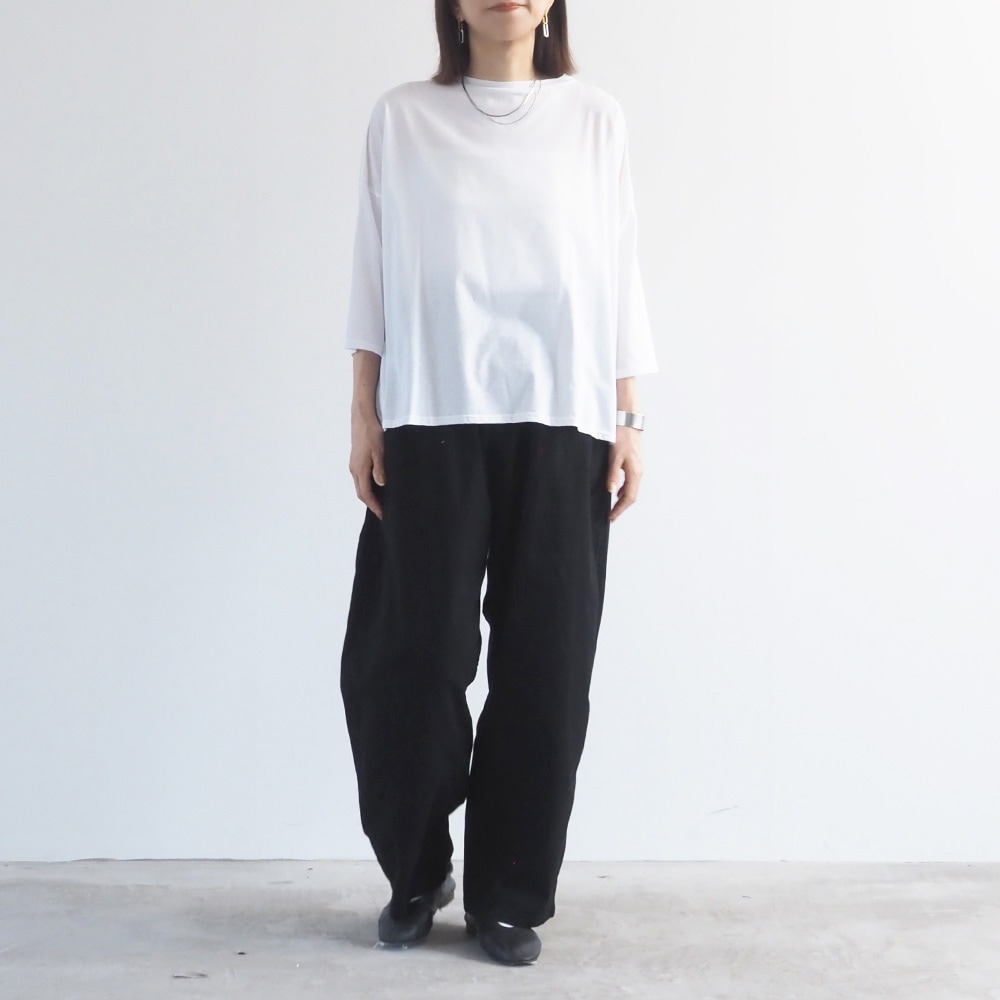 オックスストーンバイオ加工 ノッポパンツ　パンツを着た女性の全身