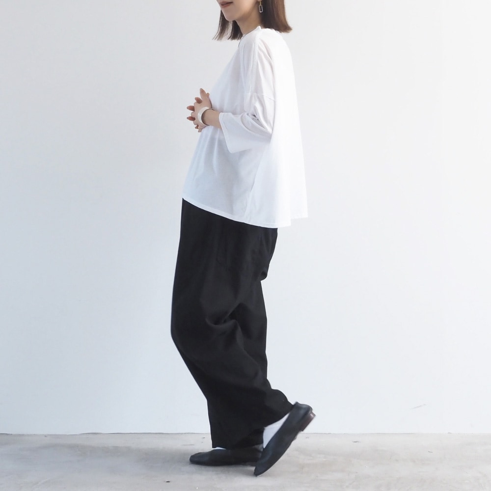 オックスストーンバイオ加工 ノッポパンツ　パンツを着た女性の全身