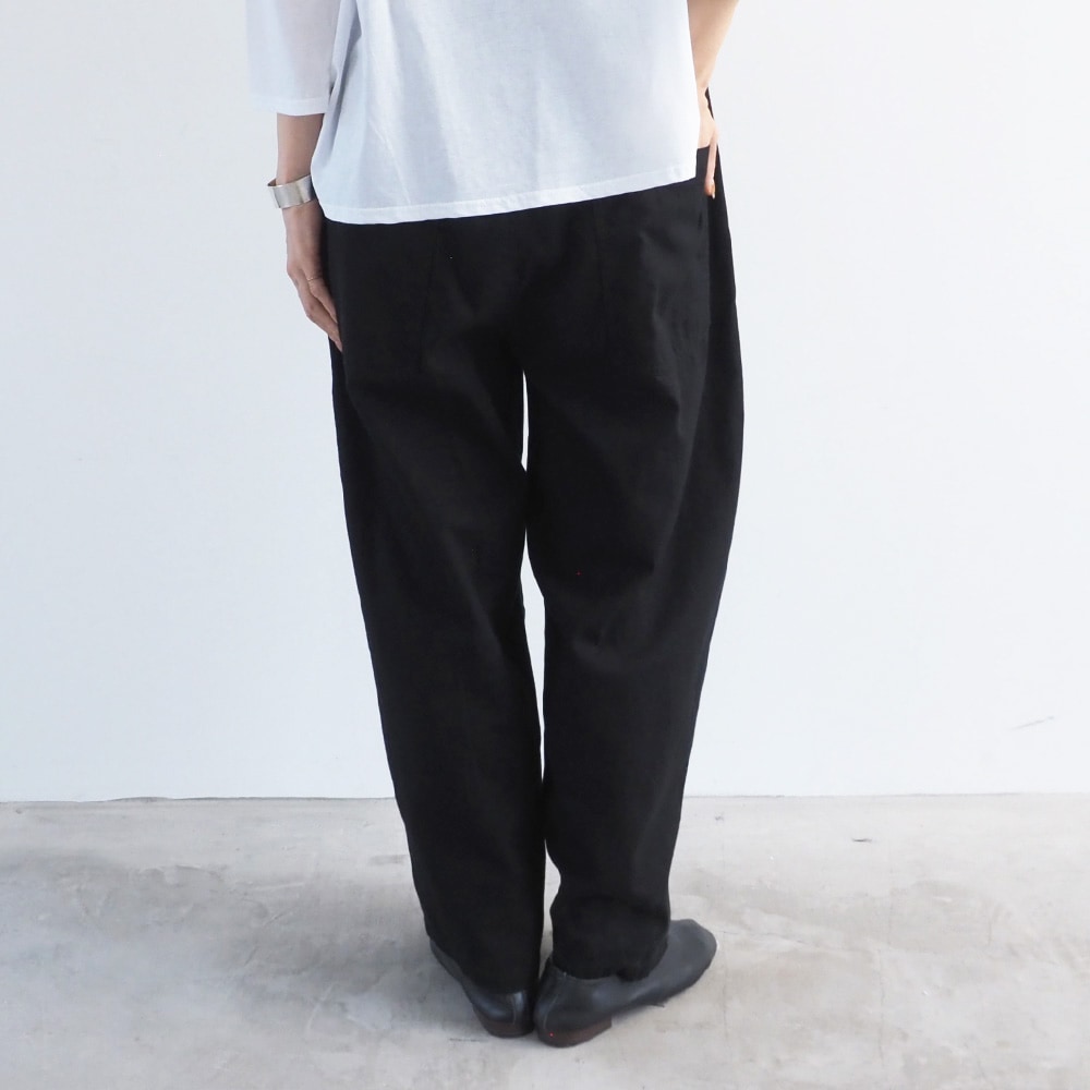 オックスストーンバイオ加工 ノッポパンツ　パンツを着た女性の全身