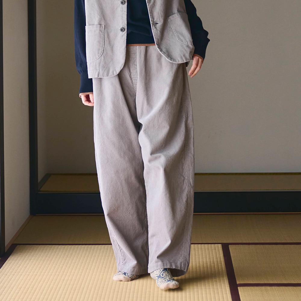 14Wコーデュロイ ノッポパンツ パンツを着た女性の正面