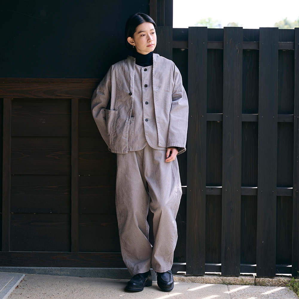 14Wコーデュロイ ノッポパンツ パンツを着た女性の全身