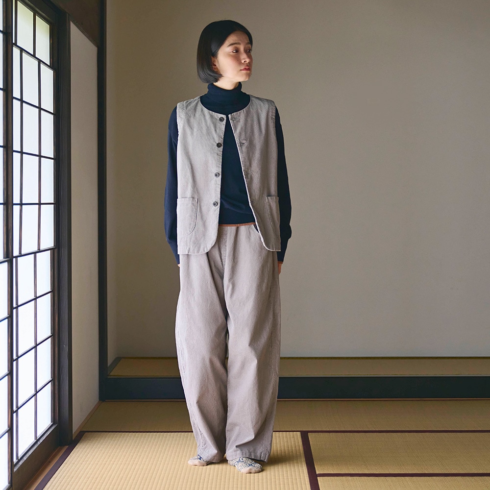 14Wコーデュロイ ノッポパンツ パンツを着た女性の全身