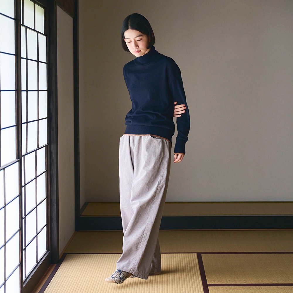 14Wコーデュロイ ノッポパンツ パンツを着た女性の全身