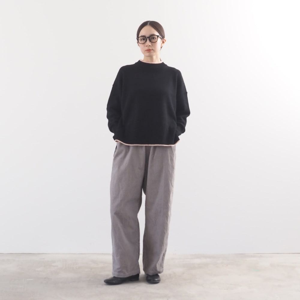 14Wコーデュロイ ノッポパンツ パンツを着た女性の全身