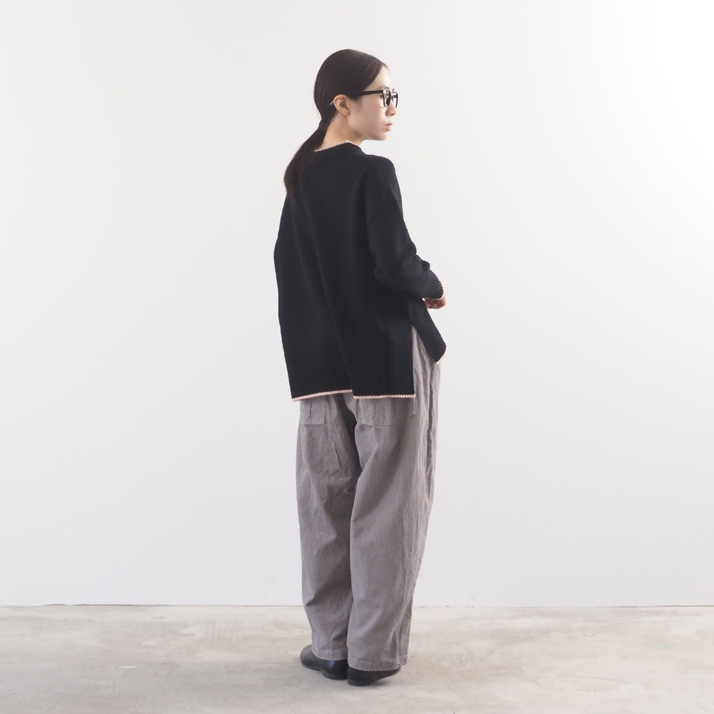 14Wコーデュロイ ノッポパンツ パンツを着た女性の全身