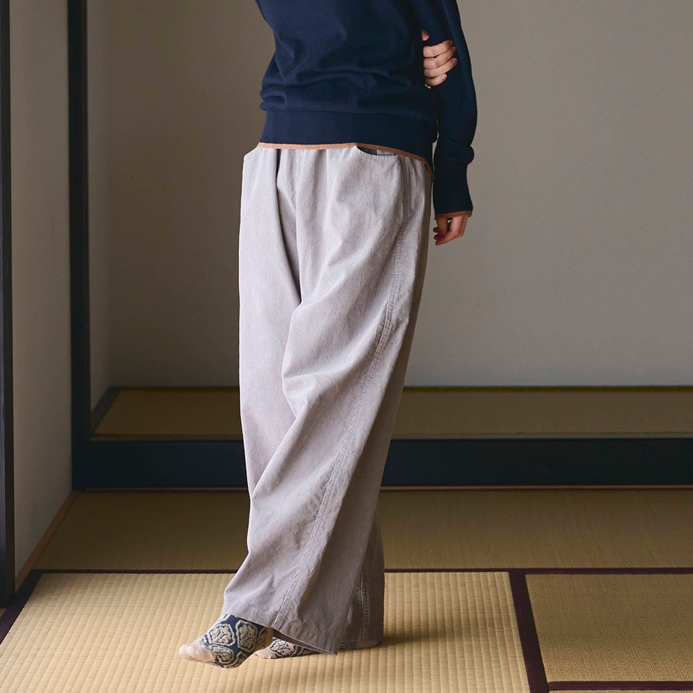 14Wコーデュロイ ノッポパンツ パンツを着た女性の正面