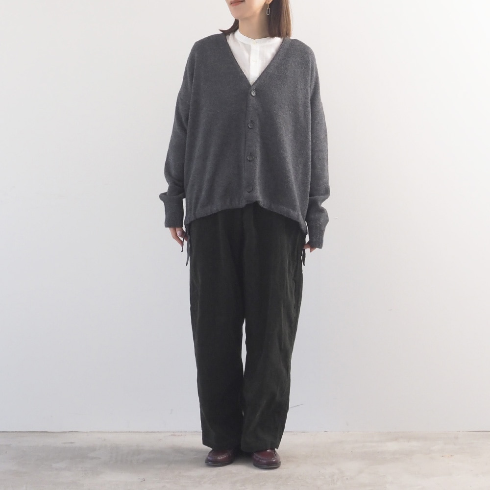 14Wコーデュロイ ノッポパンツ パンツを着た女性の全身
