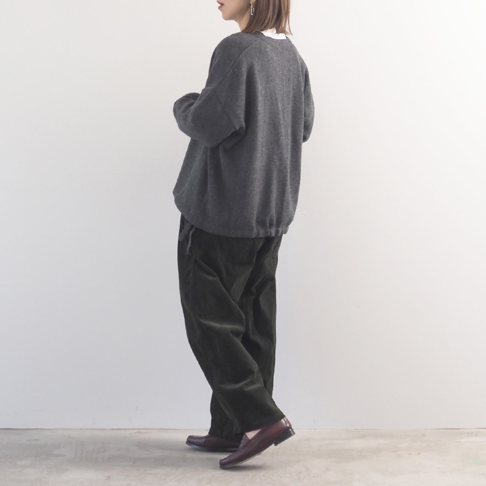 14Wコーデュロイ ノッポパンツ パンツを着た女性の全身
