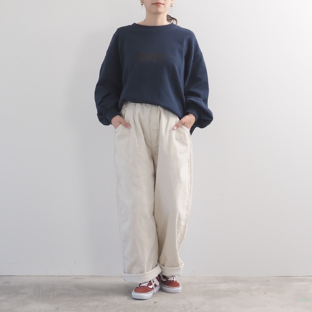 14Wコーデュロイ ノッポパンツ パンツを着た女性の全身