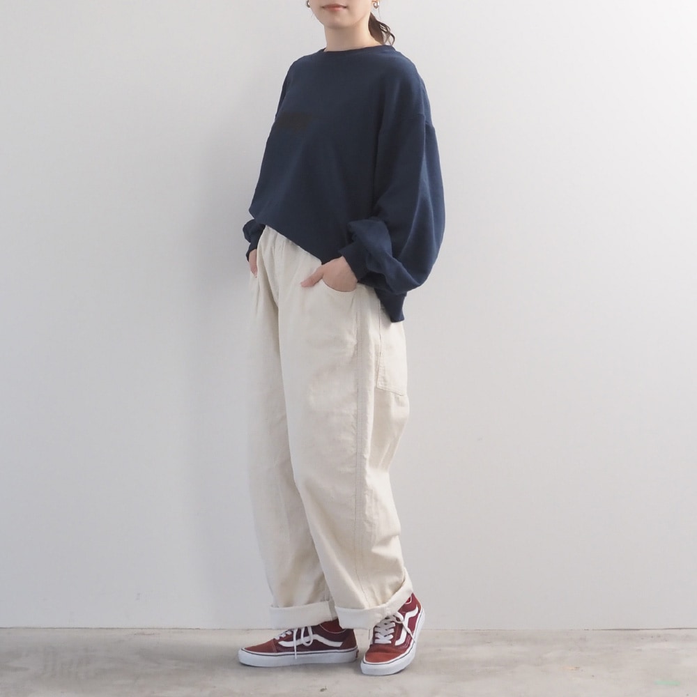 14Wコーデュロイ ノッポパンツ パンツを着た女性の全身