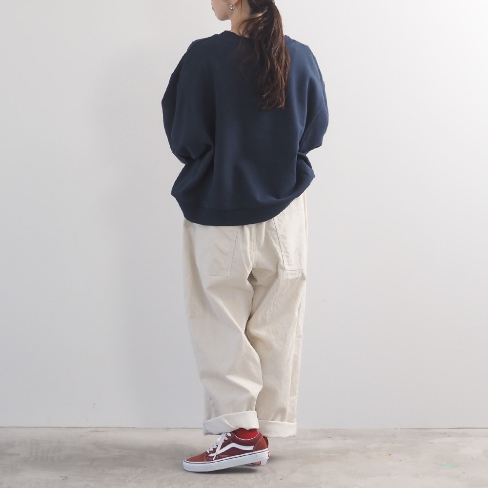 14Wコーデュロイ ノッポパンツ パンツを着た女性の全身