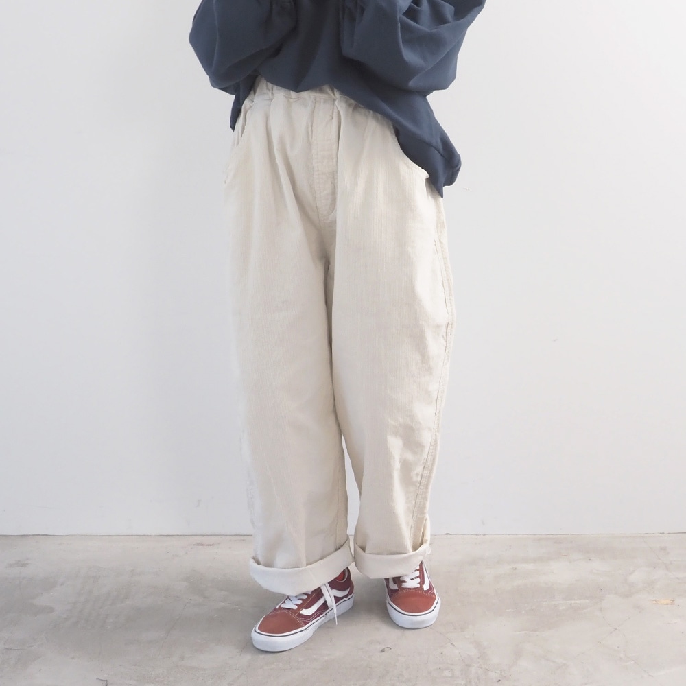 14Wコーデュロイ ノッポパンツ パンツを着た女性の全身