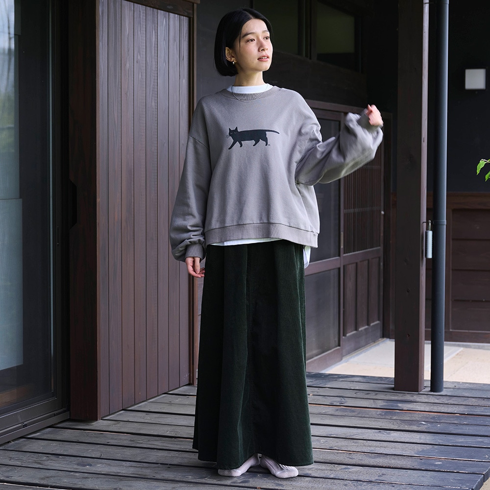 14Wコーデュロイ ノッポスカート　スカートを着た女性の全身