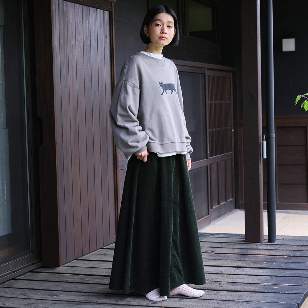 14Wコーデュロイ ノッポスカート　スカートを着た女性の全身