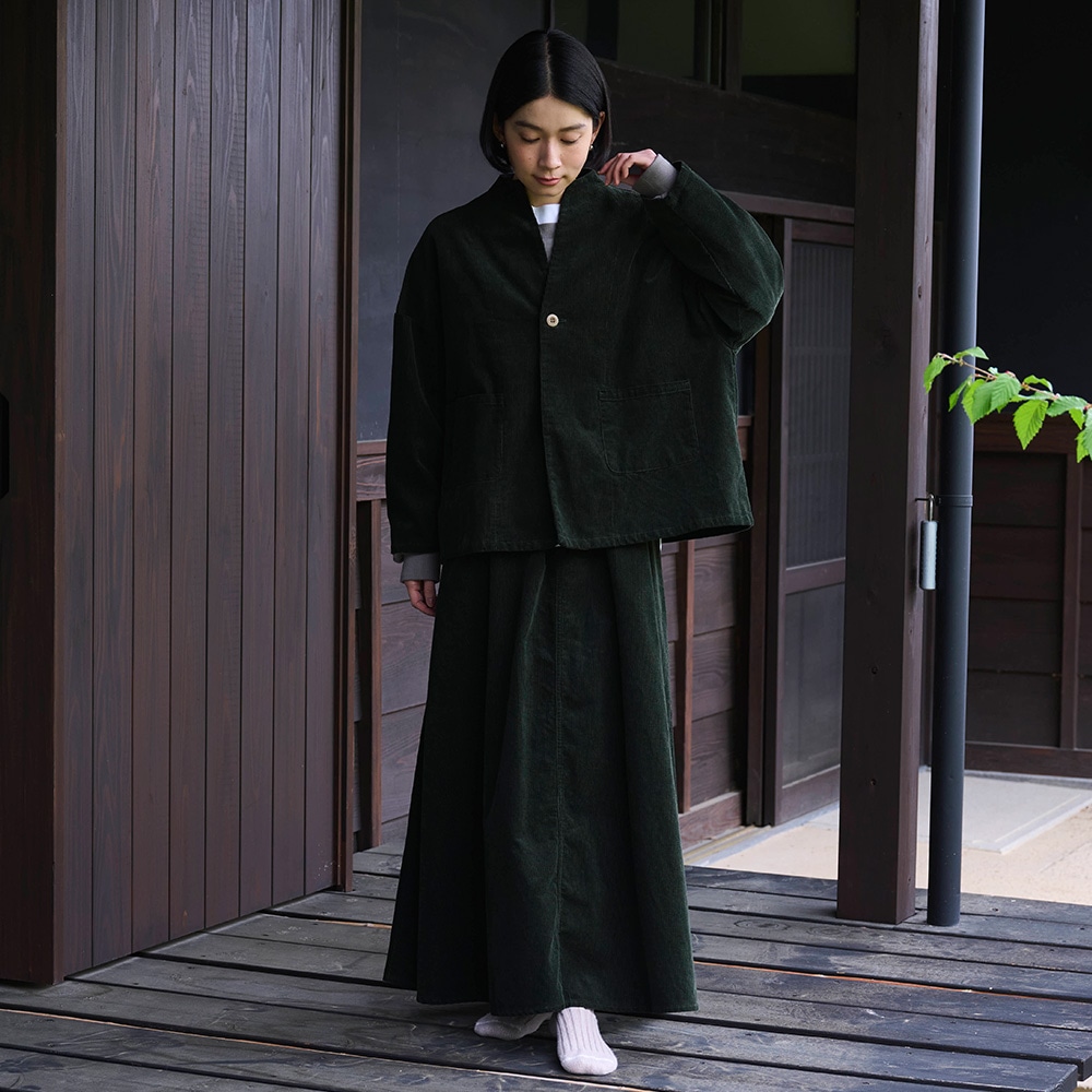 14Wコーデュロイ ノッポスカート　スカートを着た女性の全身