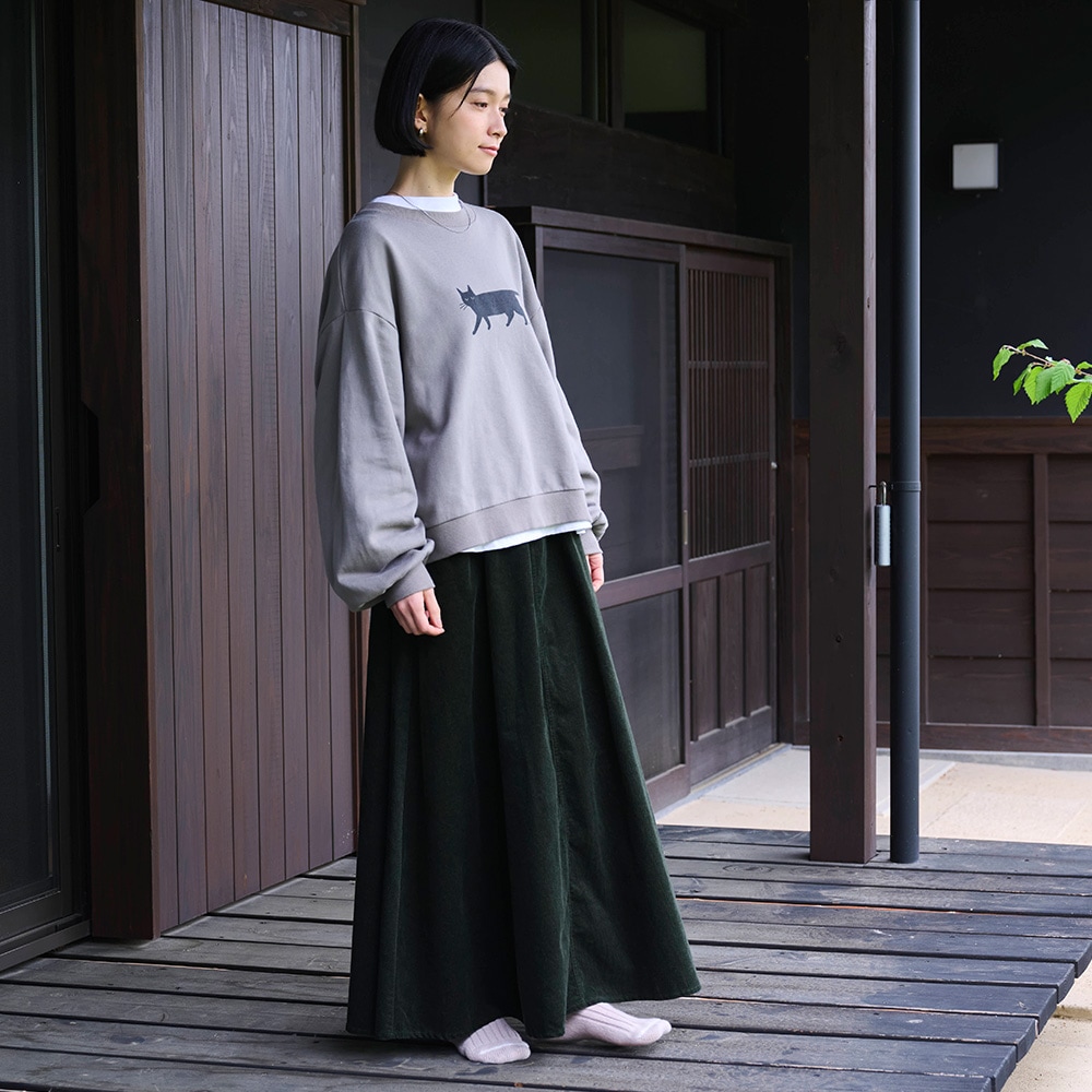 14Wコーデュロイ ノッポスカート　スカートを着た女性の正面