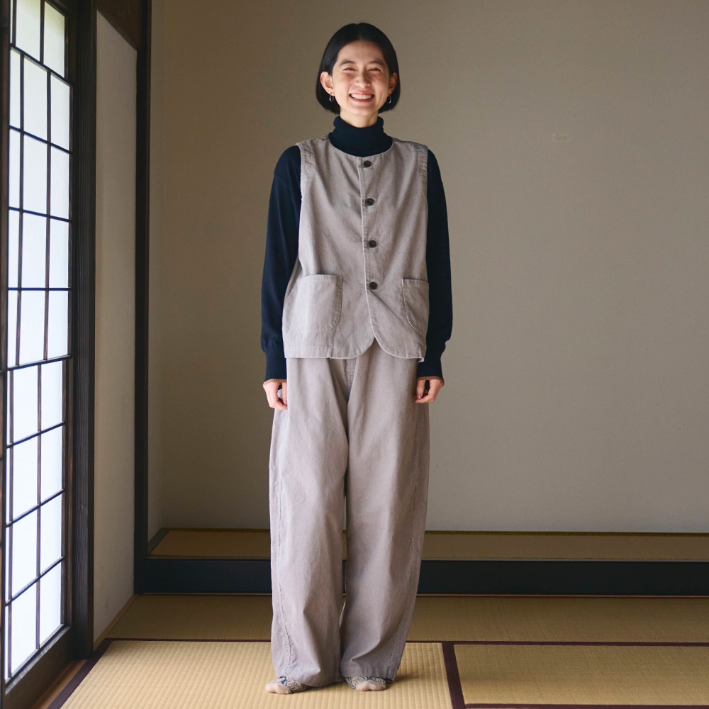 14Wコーデュロイ フロントボタンベスト ベストを着た女性の全身