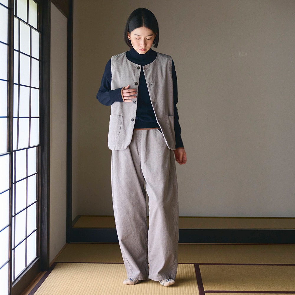 14Wコーデュロイ フロントボタンベスト ベストを着た女性の全身