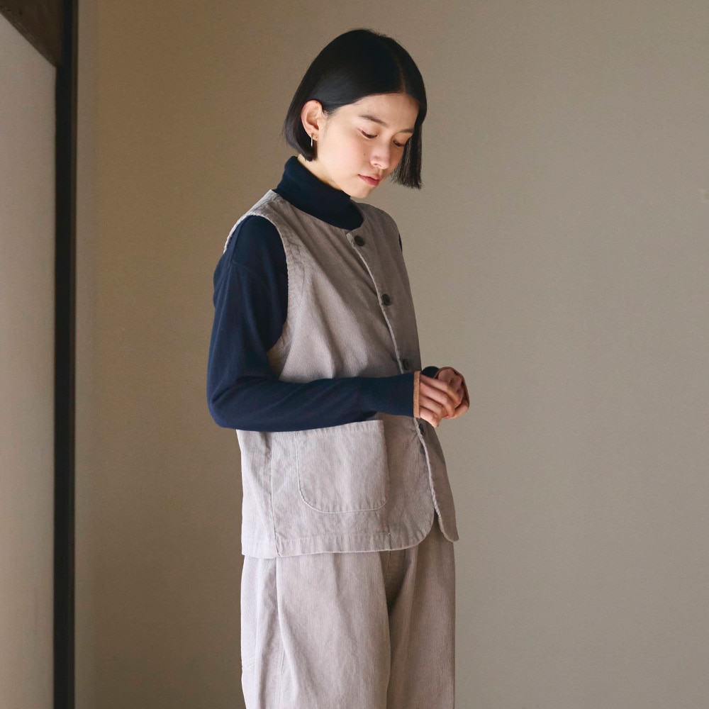 14Wコーデュロイ フロントボタンベスト ベストを着た女性の正面