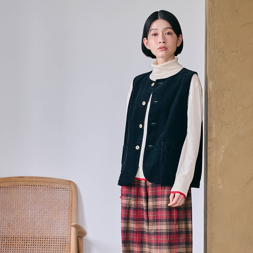 14Wコーデュロイ フロントボタンベスト ベストを着た女性の正面