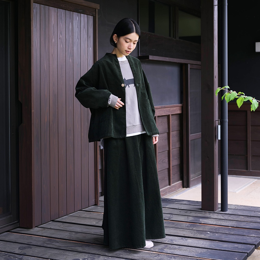 14Wコーデュロイ ノッチジャケット ジャケットを着た女性の全身