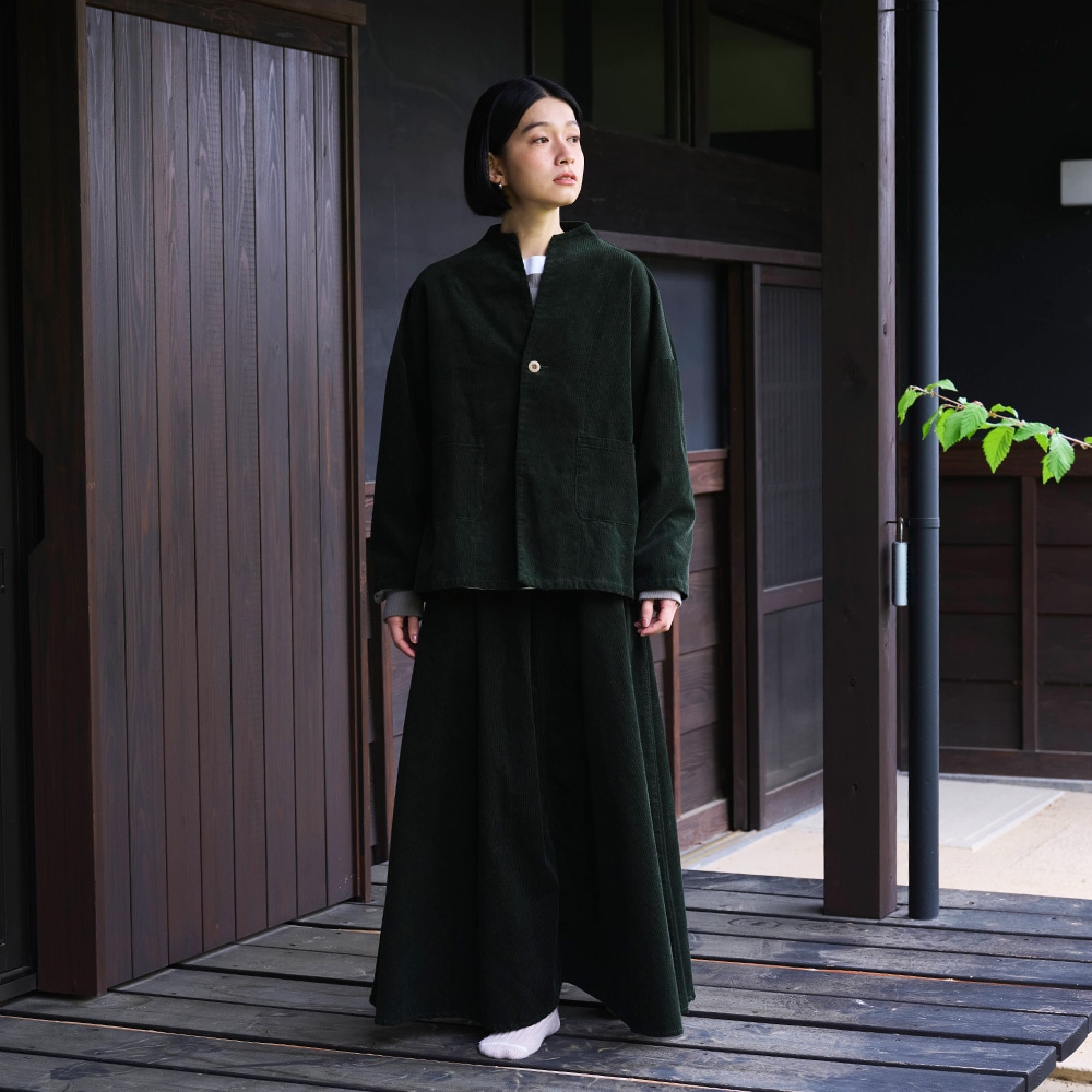 14Wコーデュロイ ノッチジャケット ジャケットを着た女性の全身