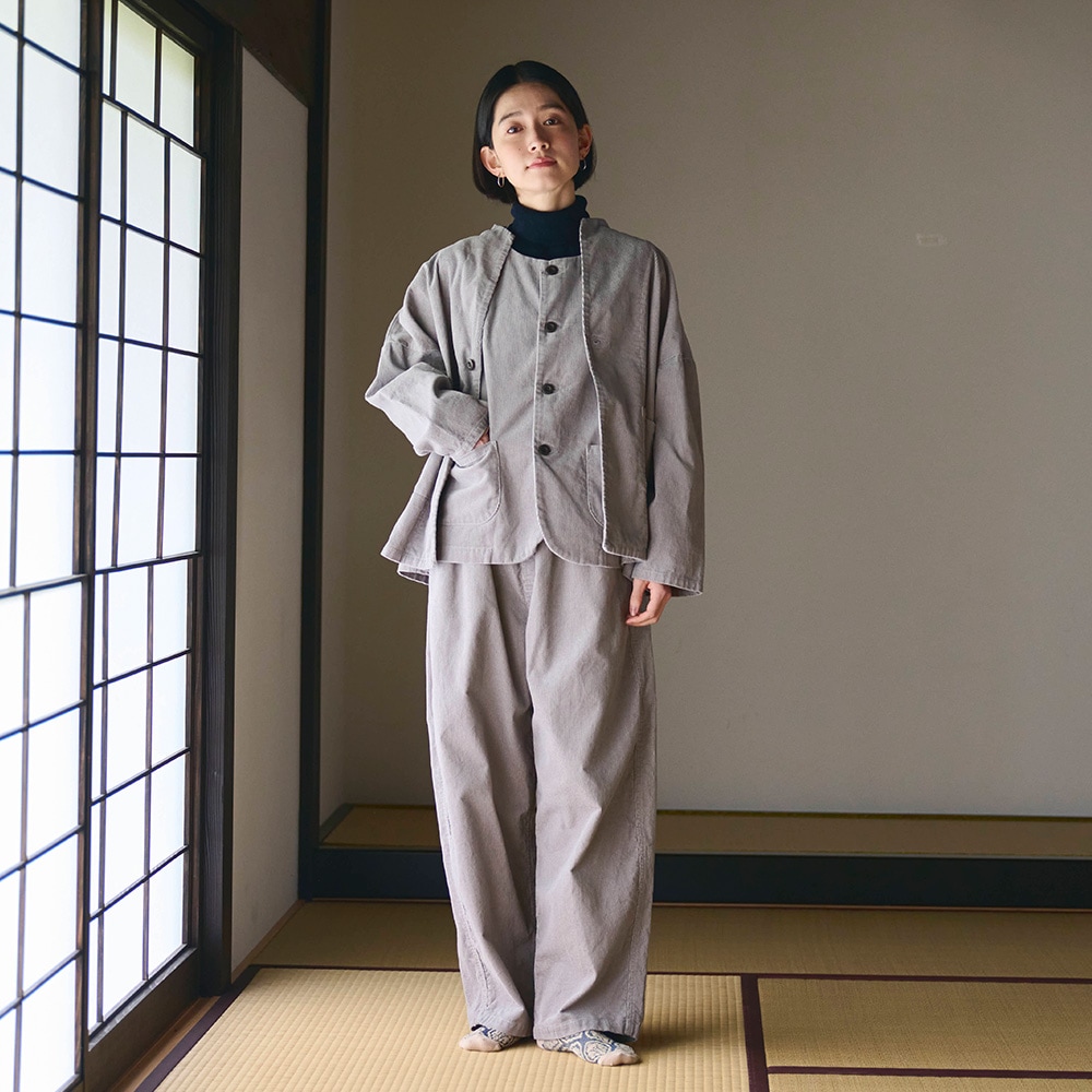 14Wコーデュロイ ノッチジャケット ジャケットを着た女性の全身