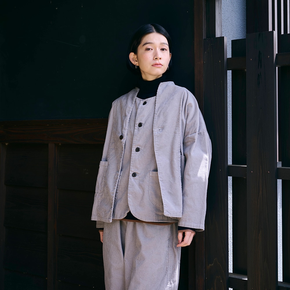 14Wコーデュロイ ノッチジャケット ジャケットを着た女性の正面