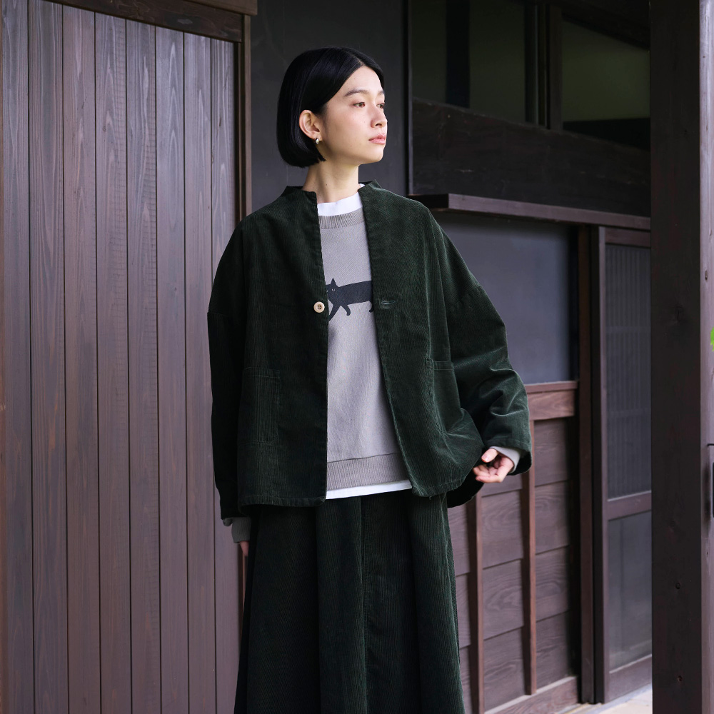 14Wコーデュロイ ノッチジャケット ジャケットを着た女性の正面