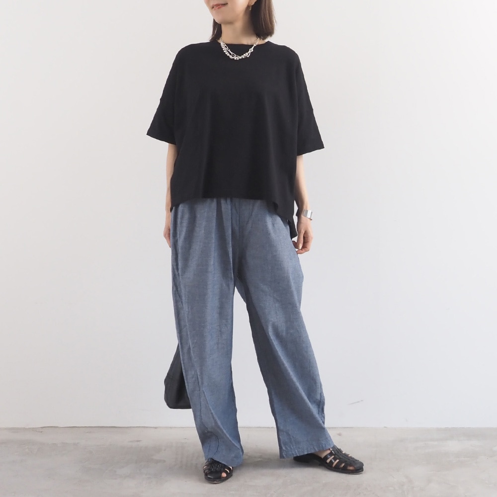 ナチュラルソフト天竺 ビックT　Tシャツを着た女性の全身