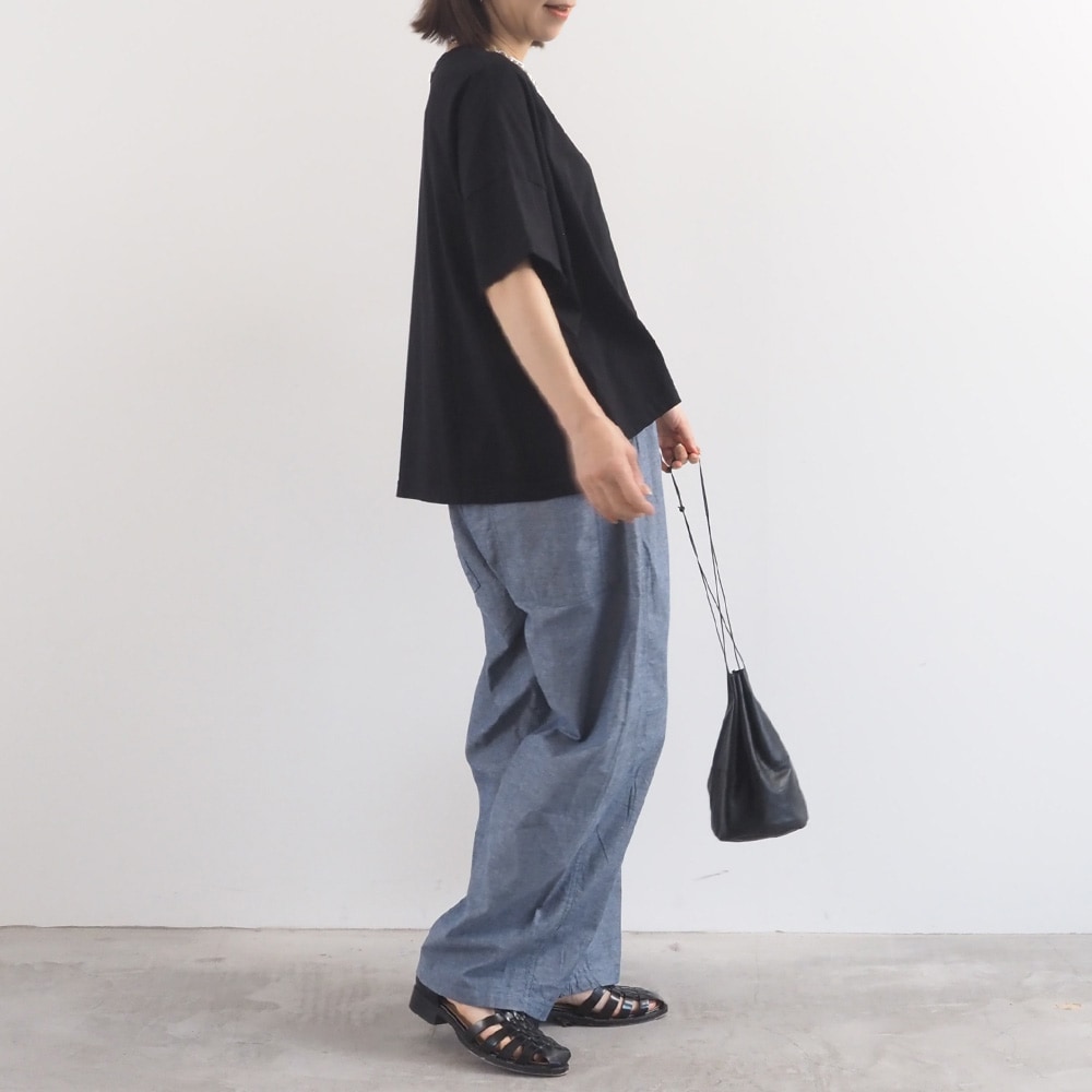 ナチュラルソフト天竺 ビックT　Tシャツを着た女性の全身