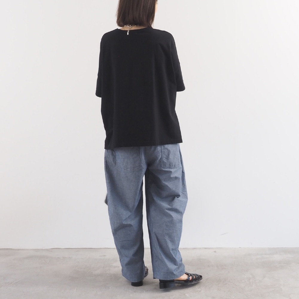 ナチュラルソフト天竺 ビックT　Tシャツを着た女性の全身
