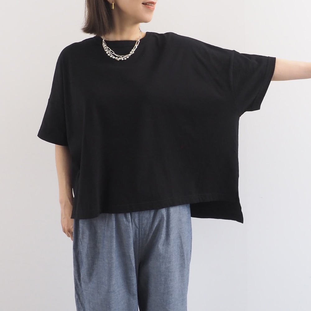 ナチュラルソフト天竺 ビックT　Tシャツを着た女性の全身