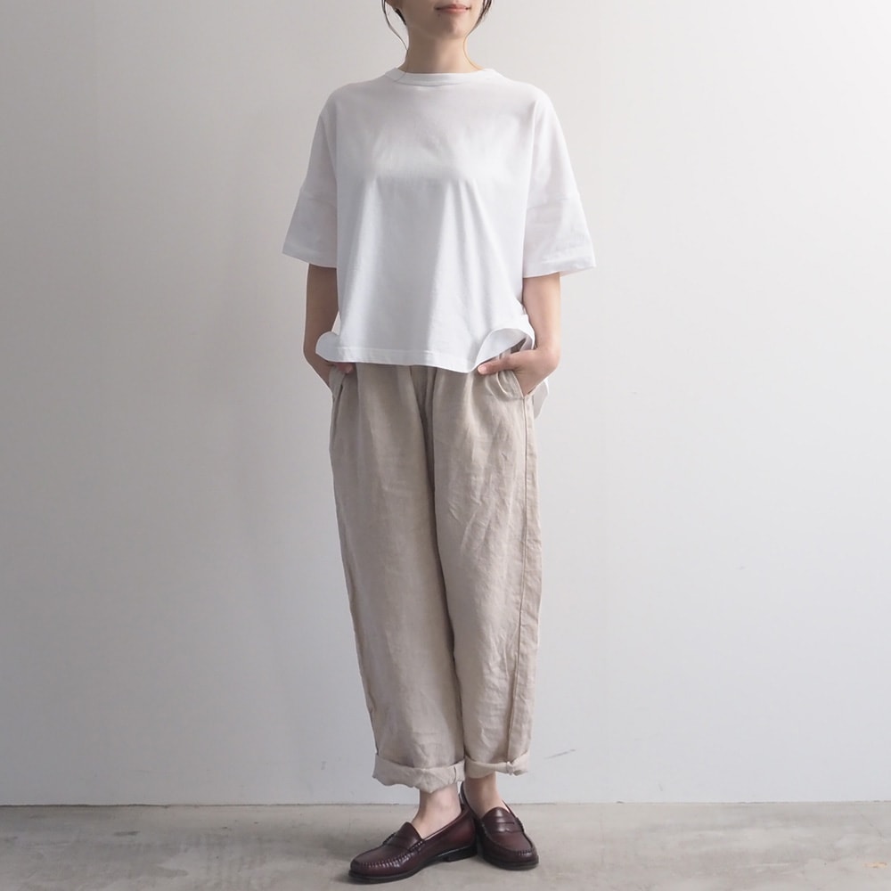 ナチュラルソフト天竺 ビックT　Tシャツを着た女性の全身