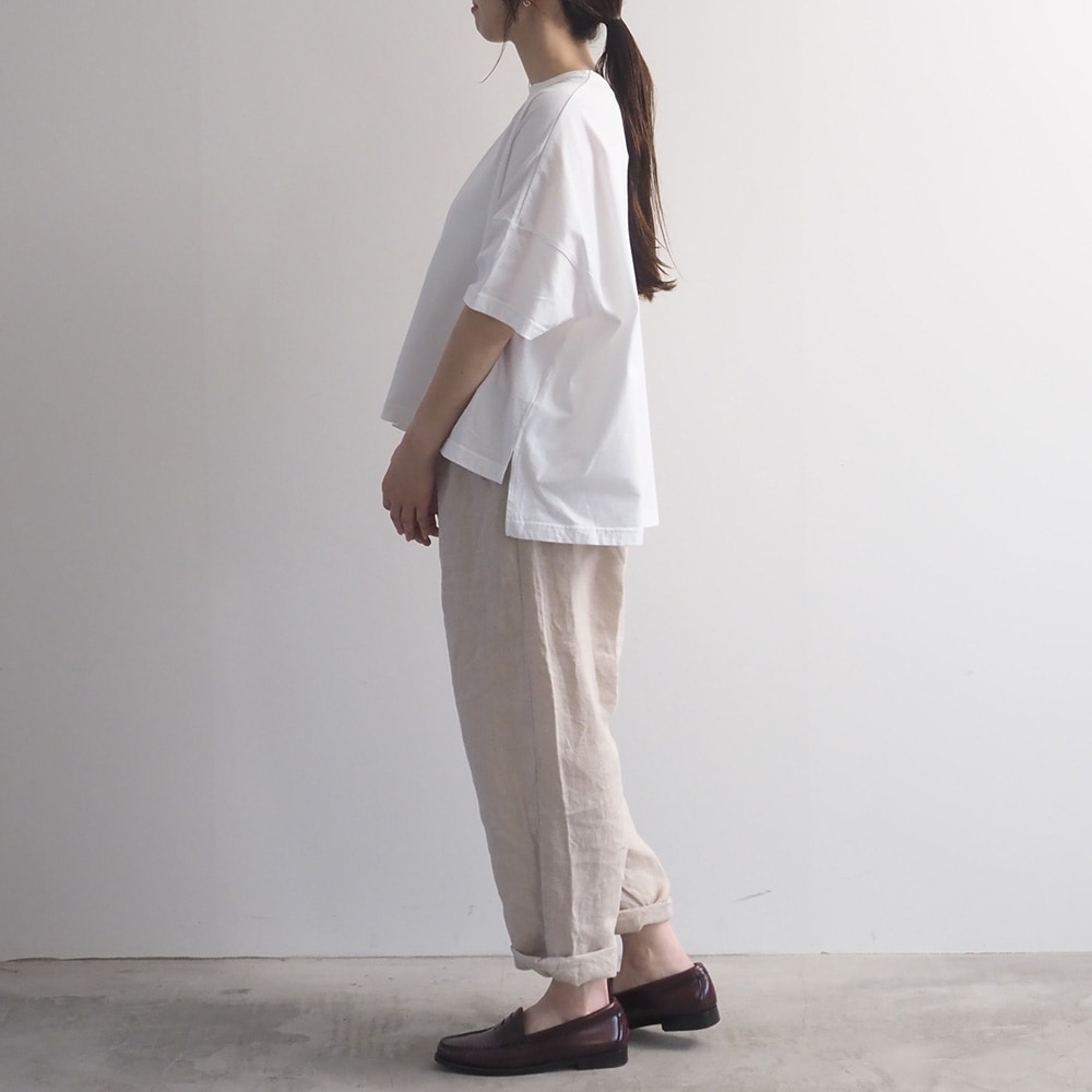 ナチュラルソフト天竺 ビックT　Tシャツを着た女性の全身