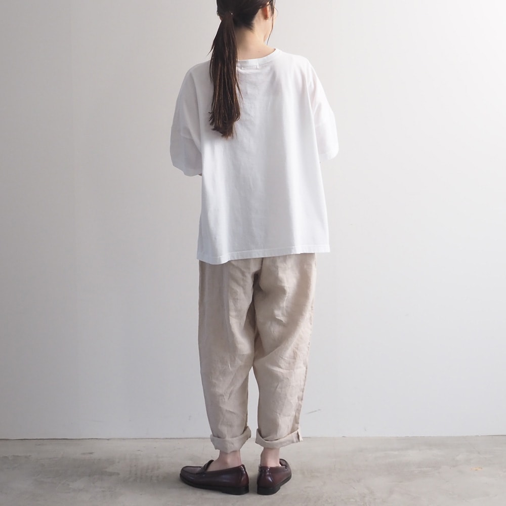 ナチュラルソフト天竺 ビックT　Tシャツを着た女性の全身