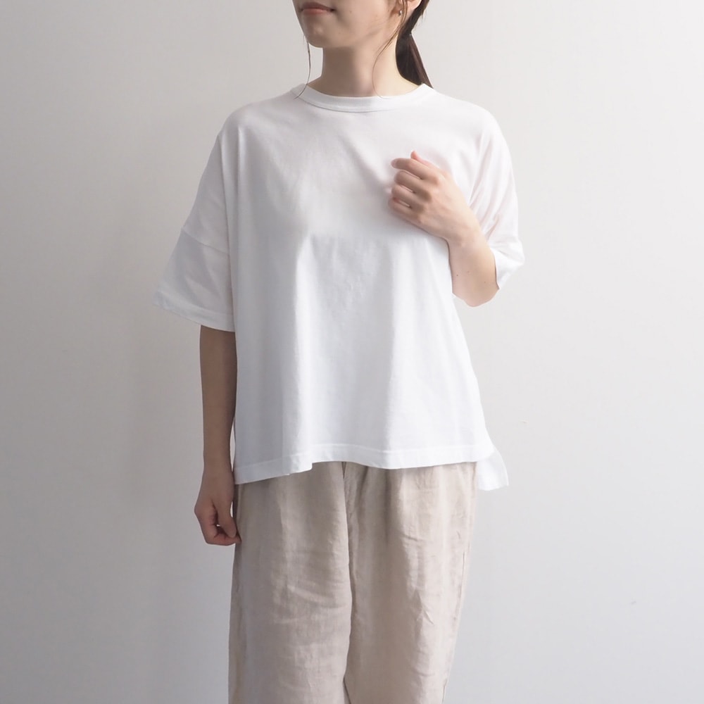 ナチュラルソフト天竺 ビックT　Tシャツを着た女性の全身