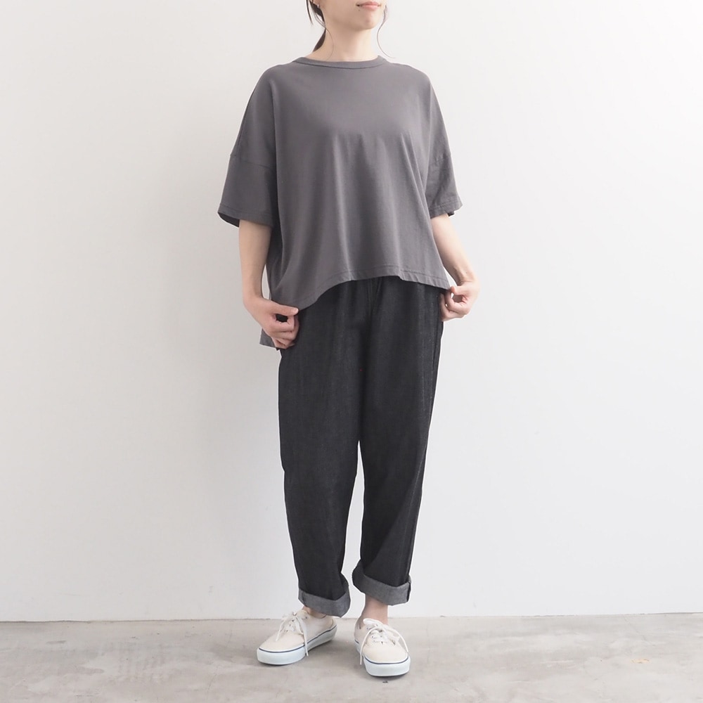 ナチュラルソフト天竺 ビックT　Tシャツを着た女性の全身