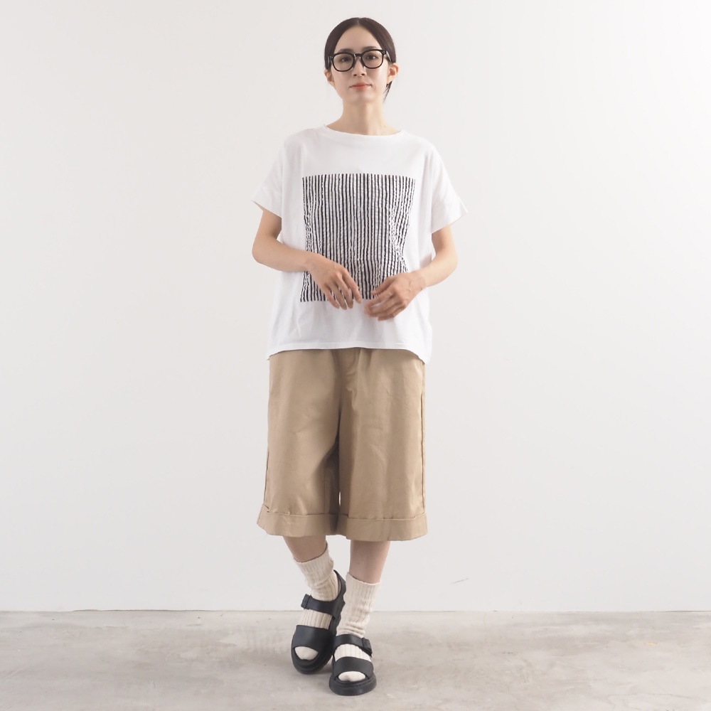 ナチュラルソフト天竺 レクタングルパネルTシャツ　tシャツを着た女性の全身