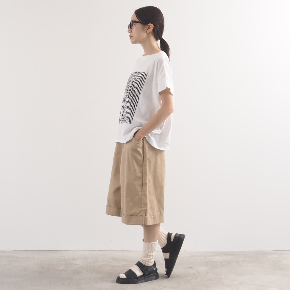 ナチュラルソフト天竺 レクタングルパネルTシャツ　tシャツを着た女性の全身
