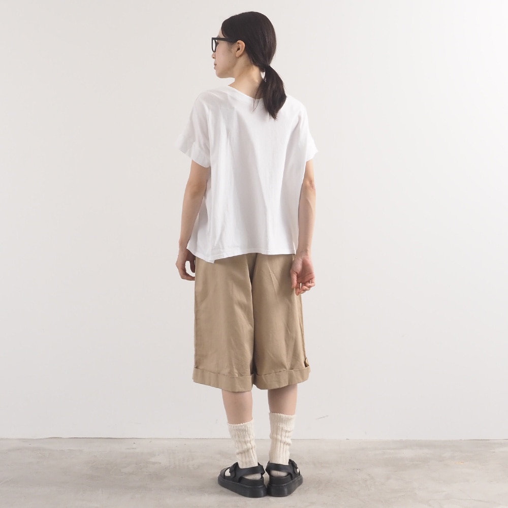 ナチュラルソフト天竺 レクタングルパネルTシャツ　tシャツを着た女性の全身